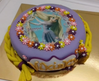 Torta Rapunzel, Na vlásku